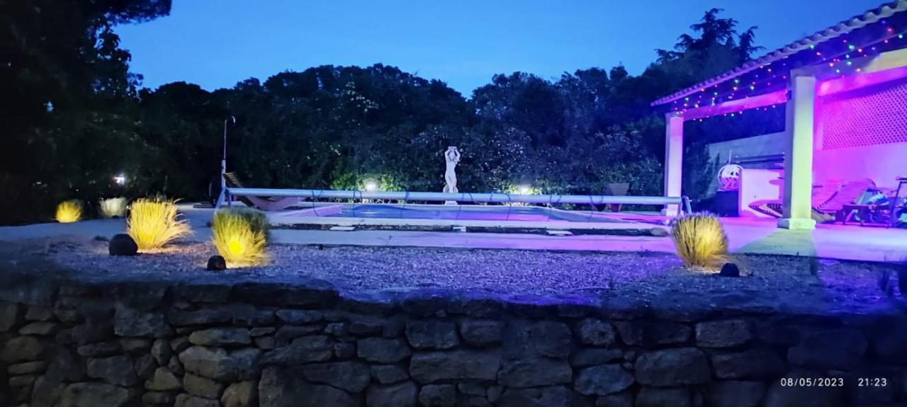 Offrez-Vous Un Sejour Dans Notre Studio T1 Bis A Entressen Une Grande Piscine Pour Se Rafraichir ,Un Espace De Jeux Pour Enfants Pour Des Heures De Divertissement Un Terrain De Petanque Pour Des Parties Endiablees Zewnętrze zdjęcie